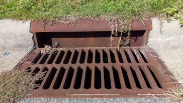 australia man hides in storm drain to evade police